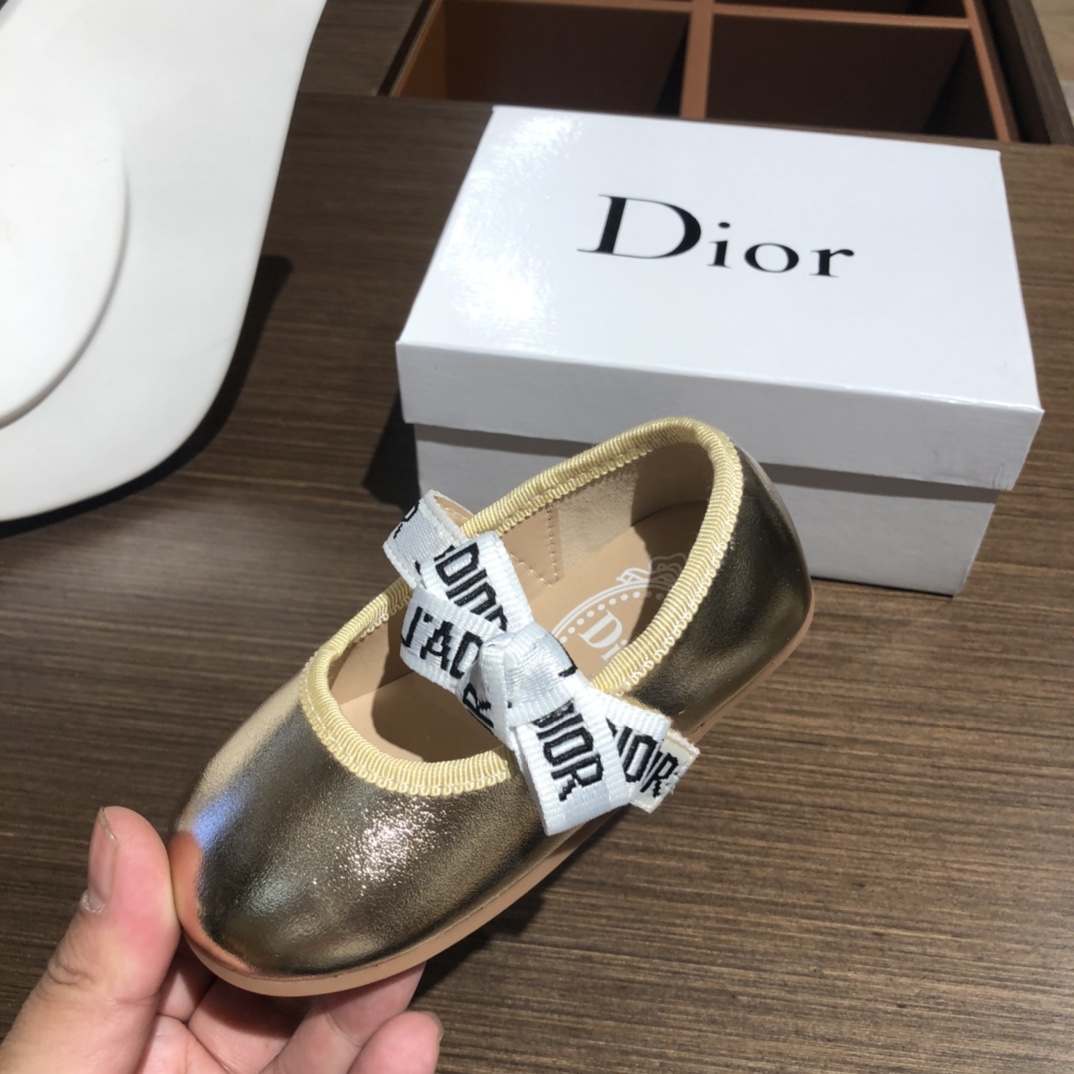 Children's shoes child